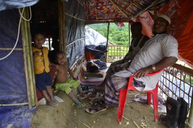 7 Eylül 2017 'de Bangladeş, Cox' s Bazar 'daki Unchiprang derme çatma kampında bir Rohingya aile büyücüsü oturuyor. Birleşmiş Milletler Mülteciler Yüksek Komiserine (UNHCR) göre 525 binden fazla Rohingyalı mülteci kaçtı 