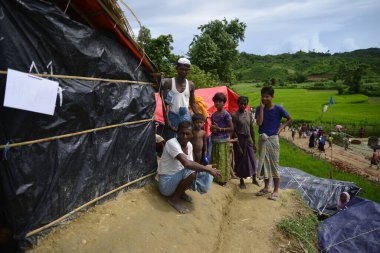 7 Eylül 2017 'de Bangladeş, Cox' s Bazar 'daki Unchiprang derme çatma kampında bir Rohingya aile büyücüsü oturuyor. Birleşmiş Milletler Mülteciler Yüksek Komiserine (UNHCR) göre 525 binden fazla Rohingyalı mülteci kaçtı 