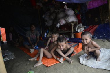 7 Eylül 2017 'de Bangladeş, Cox' s Bazar 'daki Unchiprang derme çatma kampında bir Rohingya aile büyücüsü oturuyor. Birleşmiş Milletler Mülteciler Yüksek Komiserine (UNHCR) göre 525 binden fazla Rohingyalı mülteci kaçtı 