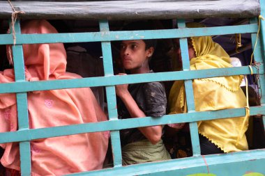 Rohingya mültecileri, 7 Ekim 2017 'de Myanmar sınırından Teknaf' taki Bangladeş 'e vardıktan sonra mülteci kampına götürülmeden önce küçük bir kamyonla görülürler. Birleşmiş Milletler Mülteci Yüksek Komiserine göre