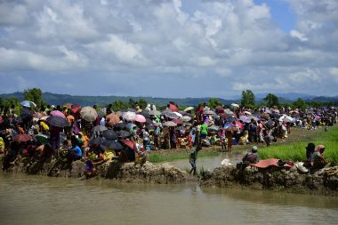 Yüzlerce Rohingya vatandaşı Bangladeş 'in Taknuf, Bangladeş' teki Nuf Nehri 'ni geçtikten sonra 2009 Eylül 2017' de Buchidong 'dan Myanmar' a kaçarken Bangladeş sınırını geçtiler. Birleşmiş Milletler Mülteciler Yüksek Komiserine göre daha çok