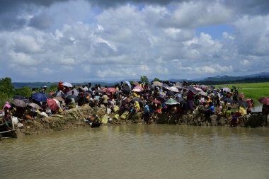 Yüzlerce Rohingya vatandaşı Bangladeş 'in Taknuf, Bangladeş' teki Nuf Nehri 'ni geçtikten sonra 2009 Eylül 2017' de Buchidong 'dan Myanmar' a kaçarken Bangladeş sınırını geçtiler. Birleşmiş Milletler Mülteciler Yüksek Komiserine göre daha çok