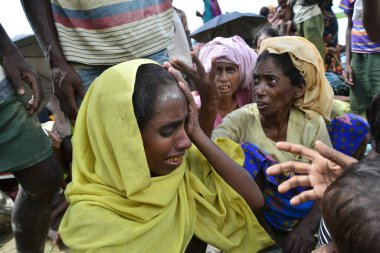 Yüzlerce Rohingya vatandaşı Bangladeş 'in Taknuf, Bangladeş' teki Nuf Nehri 'ni geçtikten sonra 2009 Eylül 2017' de Buchidong 'dan Myanmar' a kaçarken Bangladeş sınırını geçtiler. Birleşmiş Milletler Mülteciler Yüksek Komiserine göre daha çok