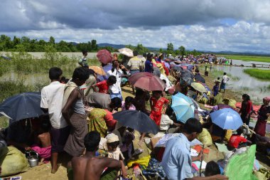 Yüzlerce Rohingya vatandaşı Bangladeş 'in Taknuf, Bangladeş' teki Nuf Nehri 'ni geçtikten sonra 2009 Eylül 2017' de Buchidong 'dan Myanmar' a kaçarken Bangladeş sınırını geçtiler. Birleşmiş Milletler Mülteciler Yüksek Komiserine göre daha çok