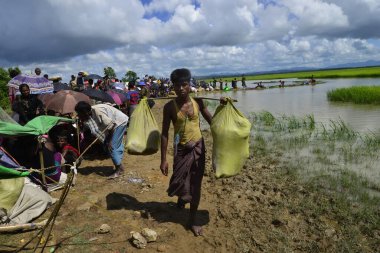 Yüzlerce Rohingya vatandaşı Bangladeş 'in Taknuf, Bangladeş' teki Nuf Nehri 'ni geçtikten sonra 2009 Eylül 2017' de Buchidong 'dan Myanmar' a kaçarken Bangladeş sınırını geçtiler. Birleşmiş Milletler Mülteciler Yüksek Komiserine göre daha çok