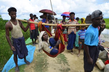Yüzlerce Rohingya vatandaşı Bangladeş 'in Taknuf, Bangladeş' teki Nuf Nehri 'ni geçtikten sonra 2009 Eylül 2017' de Buchidong 'dan Myanmar' a kaçarken Bangladeş sınırını geçtiler. Birleşmiş Milletler Mülteciler Yüksek Komiserine göre daha çok