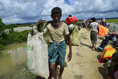 Yüzlerce Rohingya vatandaşı Bangladeş 'in Taknuf, Bangladeş' teki Nuf Nehri 'ni geçtikten sonra 2009 Eylül 2017' de Buchidong 'dan Myanmar' a kaçarken Bangladeş sınırını geçtiler. Birleşmiş Milletler Mülteciler Yüksek Komiserine göre daha çok
