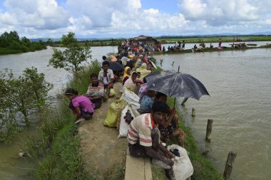 Yüzlerce Rohingya vatandaşı Bangladeş 'in Taknuf, Bangladeş' teki Nuf Nehri 'ni geçtikten sonra 2009 Eylül 2017' de Buchidong 'dan Myanmar' a kaçarken Bangladeş sınırını geçtiler. Birleşmiş Milletler Mülteciler Yüksek Komiserine göre daha çok