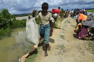 Yüzlerce Rohingya vatandaşı Bangladeş 'in Taknuf, Bangladeş' teki Nuf Nehri 'ni geçtikten sonra 2009 Eylül 2017' de Buchidong 'dan Myanmar' a kaçarken Bangladeş sınırını geçtiler. Birleşmiş Milletler Mülteciler Yüksek Komiserine göre daha çok