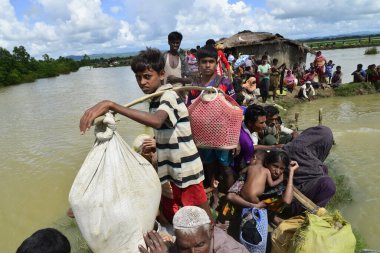 Yüzlerce Rohingya vatandaşı Bangladeş 'in Taknuf, Bangladeş' teki Nuf Nehri 'ni geçtikten sonra 2009 Eylül 2017' de Buchidong 'dan Myanmar' a kaçarken Bangladeş sınırını geçtiler. Birleşmiş Milletler Mülteciler Yüksek Komiserine göre daha çok