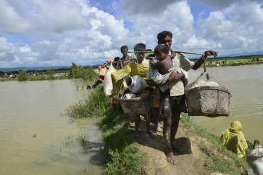 Yüzlerce Rohingya vatandaşı Bangladeş 'in Taknuf, Bangladeş' teki Nuf Nehri 'ni geçtikten sonra 2009 Eylül 2017' de Buchidong 'dan Myanmar' a kaçarken Bangladeş sınırını geçtiler. Birleşmiş Milletler Mülteciler Yüksek Komiserine göre daha çok