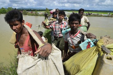 Yüzlerce Rohingya vatandaşı Bangladeş 'in Taknuf, Bangladeş' teki Nuf Nehri 'ni geçtikten sonra 2009 Eylül 2017' de Buchidong 'dan Myanmar' a kaçarken Bangladeş sınırını geçtiler. Birleşmiş Milletler Mülteciler Yüksek Komiserine göre daha çok