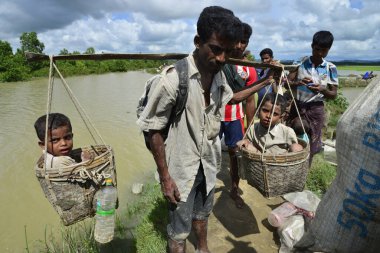 Yüzlerce Rohingya vatandaşı Bangladeş 'in Taknuf, Bangladeş' teki Nuf Nehri 'ni geçtikten sonra 2009 Eylül 2017' de Buchidong 'dan Myanmar' a kaçarken Bangladeş sınırını geçtiler. Birleşmiş Milletler Mülteciler Yüksek Komiserine göre daha çok