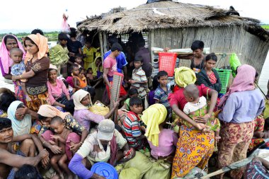 Yüzlerce Rohingya vatandaşı Bangladeş 'in Taknuf, Bangladeş' teki Nuf Nehri 'ni geçtikten sonra 2009 Eylül 2017' de Buchidong 'dan Myanmar' a kaçarken Bangladeş sınırını geçtiler. Birleşmiş Milletler Mülteciler Yüksek Komiserine göre daha çok