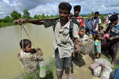 Yüzlerce Rohingya vatandaşı Bangladeş 'in Taknuf, Bangladeş' teki Nuf Nehri 'ni geçtikten sonra 2009 Eylül 2017' de Buchidong 'dan Myanmar' a kaçarken Bangladeş sınırını geçtiler. Birleşmiş Milletler Mülteciler Yüksek Komiserine göre daha çok