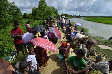 Yüzlerce Rohingya vatandaşı Bangladeş 'in Taknuf, Bangladeş' teki Nuf Nehri 'ni geçtikten sonra 2009 Eylül 2017' de Buchidong 'dan Myanmar' a kaçarken Bangladeş sınırını geçtiler. Birleşmiş Milletler Mülteciler Yüksek Komiserine göre daha çok