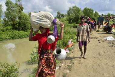 Yüzlerce Rohingya vatandaşı Bangladeş 'in Taknuf, Bangladeş' teki Nuf Nehri 'ni geçtikten sonra 2009 Eylül 2017' de Buchidong 'dan Myanmar' a kaçarken Bangladeş sınırını geçtiler. Birleşmiş Milletler Mülteciler Yüksek Komiserine göre daha çok