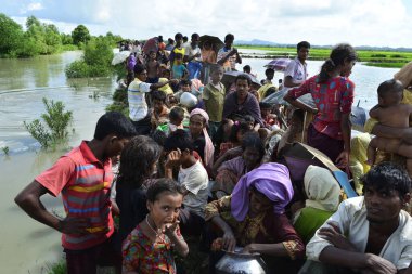 Yüzlerce Rohingya vatandaşı Bangladeş 'in Taknuf, Bangladeş' teki Nuf Nehri 'ni geçtikten sonra 2009 Eylül 2017' de Buchidong 'dan Myanmar' a kaçarken Bangladeş sınırını geçtiler. Birleşmiş Milletler Mülteciler Yüksek Komiserine göre daha çok