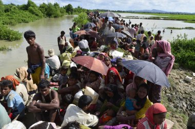 Yüzlerce Rohingya vatandaşı Bangladeş 'in Taknuf, Bangladeş' teki Nuf Nehri 'ni geçtikten sonra 2009 Eylül 2017' de Buchidong 'dan Myanmar' a kaçarken Bangladeş sınırını geçtiler. Birleşmiş Milletler Mülteciler Yüksek Komiserine göre daha çok