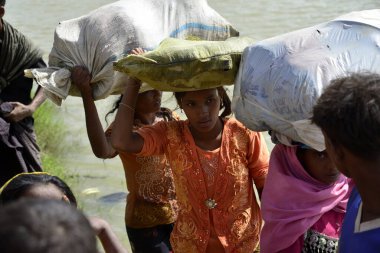 Yüzlerce Rohingya vatandaşı Bangladeş 'in Taknuf, Bangladeş' teki Nuf Nehri 'ni geçtikten sonra 2009 Eylül 2017' de Buchidong 'dan Myanmar' a kaçarken Bangladeş sınırını geçtiler. Birleşmiş Milletler Mülteciler Yüksek Komiserine göre daha çok