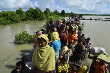 Yüzlerce Rohingya vatandaşı Bangladeş 'in Taknuf, Bangladeş' teki Nuf Nehri 'ni geçtikten sonra 2009 Eylül 2017' de Buchidong 'dan Myanmar' a kaçarken Bangladeş sınırını geçtiler. Birleşmiş Milletler Mülteciler Yüksek Komiserine göre daha çok
