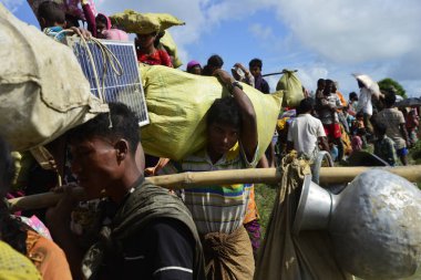 Yüzlerce Rohingya vatandaşı Bangladeş 'in Taknuf, Bangladeş' teki Nuf Nehri 'ni geçtikten sonra 2009 Eylül 2017' de Buchidong 'dan Myanmar' a kaçarken Bangladeş sınırını geçtiler. Birleşmiş Milletler Mülteciler Yüksek Komiserine göre daha çok