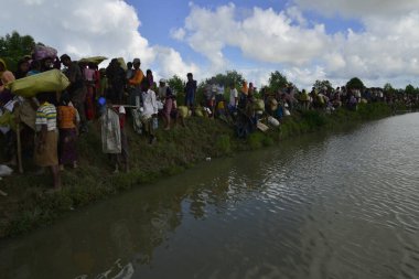 Yüzlerce Rohingya vatandaşı Bangladeş 'in Taknuf, Bangladeş' teki Nuf Nehri 'ni geçtikten sonra 2009 Eylül 2017' de Buchidong 'dan Myanmar' a kaçarken Bangladeş sınırını geçtiler. Birleşmiş Milletler Mülteciler Yüksek Komiserine göre daha çok