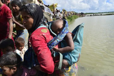 Yüzlerce Rohingya vatandaşı Bangladeş 'in Taknuf, Bangladeş' teki Nuf Nehri 'ni geçtikten sonra 2009 Eylül 2017' de Buchidong 'dan Myanmar' a kaçarken Bangladeş sınırını geçtiler. Birleşmiş Milletler Mülteciler Yüksek Komiserine göre daha çok
