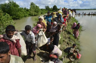Yüzlerce Rohingya vatandaşı Bangladeş 'in Taknuf, Bangladeş' teki Nuf Nehri 'ni geçtikten sonra 2009 Eylül 2017' de Buchidong 'dan Myanmar' a kaçarken Bangladeş sınırını geçtiler. Birleşmiş Milletler Mülteciler Yüksek Komiserine göre daha çok