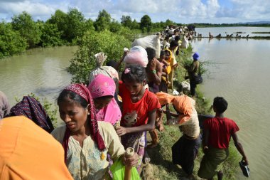 Yüzlerce Rohingya vatandaşı Bangladeş 'in Taknuf, Bangladeş' teki Nuf Nehri 'ni geçtikten sonra 2009 Eylül 2017' de Buchidong 'dan Myanmar' a kaçarken Bangladeş sınırını geçtiler. Birleşmiş Milletler Mülteciler Yüksek Komiserine göre daha çok