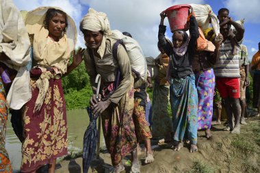 Yüzlerce Rohingya vatandaşı Bangladeş 'in Taknuf, Bangladeş' teki Nuf Nehri 'ni geçtikten sonra 2009 Eylül 2017' de Buchidong 'dan Myanmar' a kaçarken Bangladeş sınırını geçtiler. Birleşmiş Milletler Mülteciler Yüksek Komiserine göre daha çok