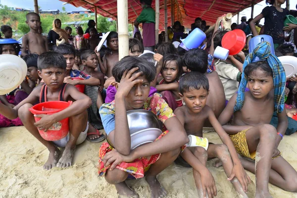 Rohingya mülteci çocukları, 2006 Ekim 'inde Bangladeş, Cox' s Bazar 'daki Palongkhali derme çatma kampında yiyecek toplamak için bekliyor. Birleşmiş Milletler Mülteciler Yüksek Komiserine (UNHCR) göre 525.000 'den fazla Rohingyalı mülteci fro firar etti