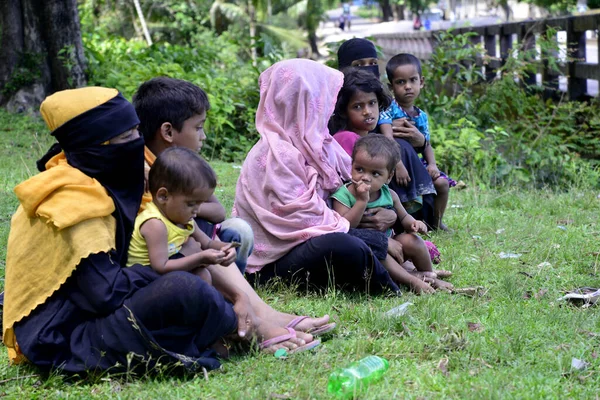 Rohingya mültecisi, 2006 Eylül 'ünde Bangladeş' in Cox Bazar kentindeki Teknuf 'ta yardım için yolun içinde bekliyor. Birleşmiş Milletler Mülteciler Yüksek Komiserine (UNHCR) göre 525.000 'den fazla Rohingyalı mülteci viole için Myanmar' dan kaçtı.