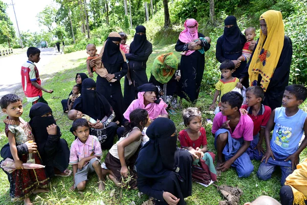 Rohingya mültecisi, 2006 Eylül 'ünde Bangladeş' in Cox Bazar kentindeki Teknuf 'ta yardım için yolun içinde bekliyor. Birleşmiş Milletler Mülteciler Yüksek Komiserine (UNHCR) göre 525.000 'den fazla Rohingyalı mülteci viole için Myanmar' dan kaçtı.