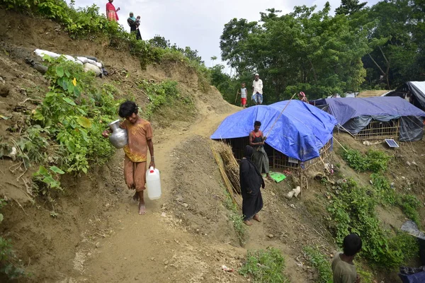Bir Rohingya çocuğu, 7 Eylül 2017 'de Bangladeş, Cox' s Bazar 'daki Unchiprang derme çatma kampında içme suyu taşır. Birleşmiş Milletler Mülteciler Yüksek Komiserine (UNHCR) göre 525 binden fazla Rohingyalı mülteci Myan 'dan kaçtı