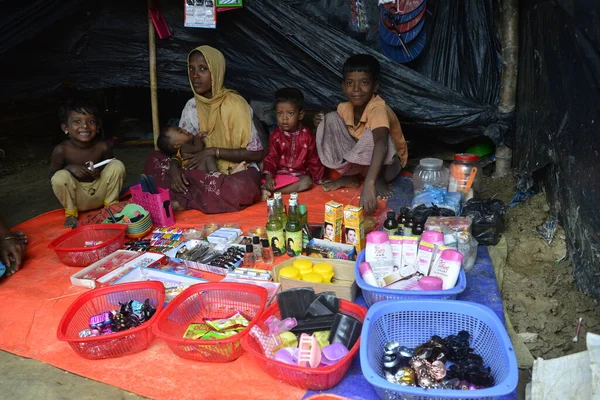 Rodinný Savec Rohingya Sedí Provizorním Domě Provizorním Táboře Unchiprang Cox — Stock fotografie