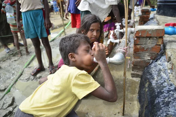 7 Eylül 2017 'de, Cox' s Bazar, Bangladeş 'teki Unchiprnag Makeshift Kampı' ndaki su tankından su içen bir Rohingyalı çocuk. Birleşmiş Milletler Mülteciler Yüksek Komiserine (UNHCR) göre 525 binden fazla Rohingya mültecisi