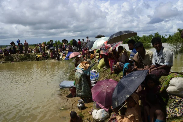 Hundreds Rohingya People Crossing Bangladesh Border Flee Buchidong Myanmar Crossing — Stock Photo, Image