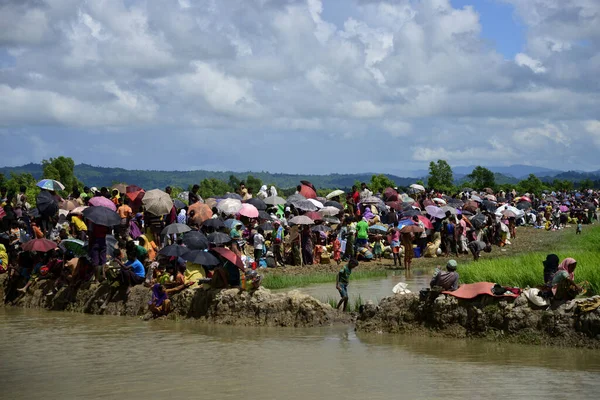 Hundreds Rohingya People Crossing Bangladesh Border Flee Buchidong Myanmar Crossing — Stock Photo, Image