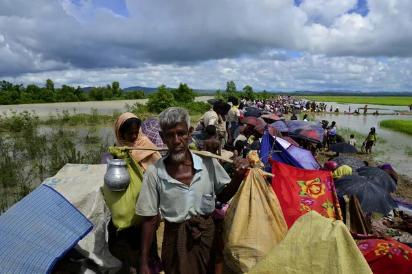Yüzlerce Rohingya vatandaşı Bangladeş 'in Taknuf, Bangladeş' teki Nuf Nehri 'ni geçtikten sonra 2009 Eylül 2017' de Buchidong 'dan Myanmar' a kaçarken Bangladeş sınırını geçtiler. Birleşmiş Milletler Mülteciler Yüksek Komiserine göre daha çok