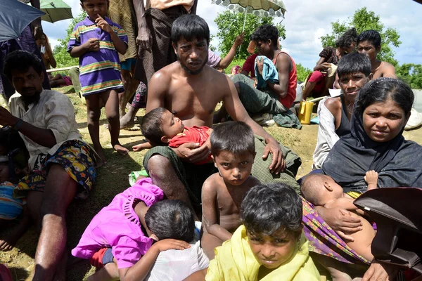 Yüzlerce Rohingya vatandaşı Bangladeş 'in Taknuf, Bangladeş' teki Nuf Nehri 'ni geçtikten sonra 2009 Eylül 2017' de Buchidong 'dan Myanmar' a kaçarken Bangladeş sınırını geçtiler. Birleşmiş Milletler Mülteciler Yüksek Komiserine göre daha çok