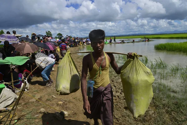 Hundreds Rohingya People Crossing Bangladesh Border Flee Buchidong Myanmar Crossing — Stock Photo, Image