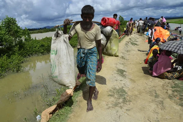 Yüzlerce Rohingya vatandaşı Bangladeş 'in Taknuf, Bangladeş' teki Nuf Nehri 'ni geçtikten sonra 2009 Eylül 2017' de Buchidong 'dan Myanmar' a kaçarken Bangladeş sınırını geçtiler. Birleşmiş Milletler Mülteciler Yüksek Komiserine göre daha çok
