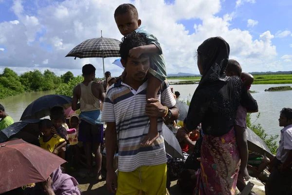 Hundreds Rohingya People Crossing Bangladesh Border Flee Buchidong Myanmar Crossing — Stock Photo, Image