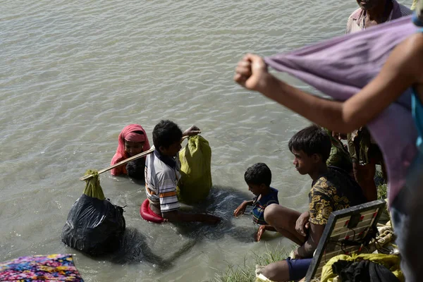 Yüzlerce Rohingya vatandaşı Bangladeş 'in Taknuf, Bangladeş' teki Nuf Nehri 'ni geçtikten sonra 2009 Eylül 2017' de Buchidong 'dan Myanmar' a kaçarken Bangladeş sınırını geçtiler. Birleşmiş Milletler Mülteciler Yüksek Komiserine göre daha çok