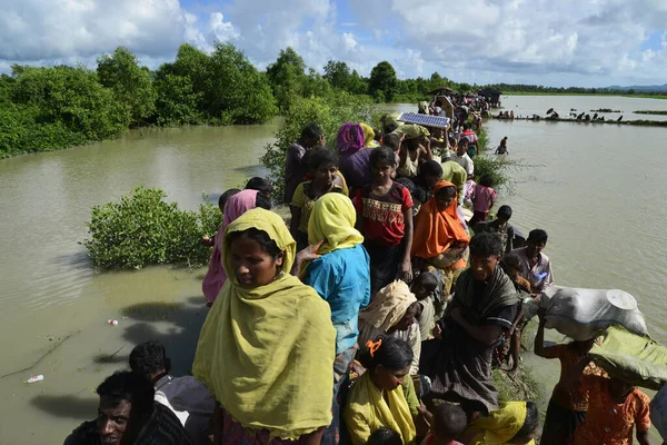 Yüzlerce Rohingya vatandaşı Bangladeş 'in Taknuf, Bangladeş' teki Nuf Nehri 'ni geçtikten sonra 2009 Eylül 2017' de Buchidong 'dan Myanmar' a kaçarken Bangladeş sınırını geçtiler. Birleşmiş Milletler Mülteciler Yüksek Komiserine göre daha çok