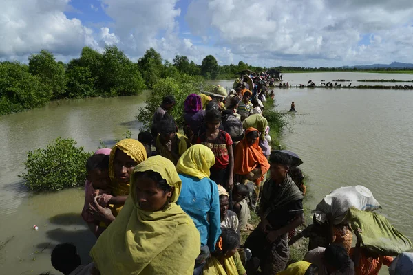 Hundreds Rohingya People Crossing Bangladesh Border Flee Buchidong Myanmar Crossing — Stock Photo, Image