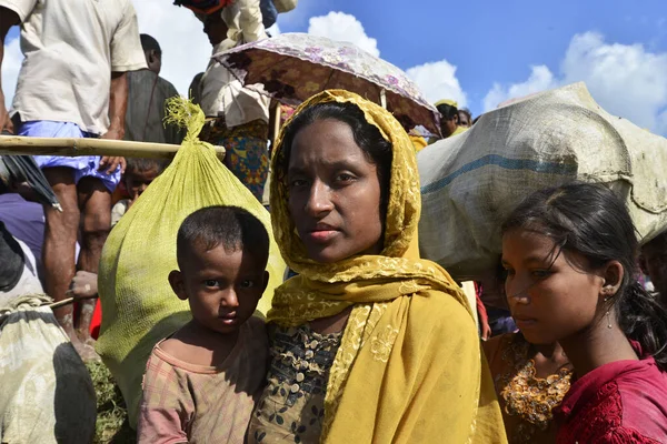 Yüzlerce Rohingya vatandaşı Bangladeş 'in Taknuf, Bangladeş' teki Nuf Nehri 'ni geçtikten sonra 2009 Eylül 2017' de Buchidong 'dan Myanmar' a kaçarken Bangladeş sınırını geçtiler. Birleşmiş Milletler Mülteciler Yüksek Komiserine göre daha çok
