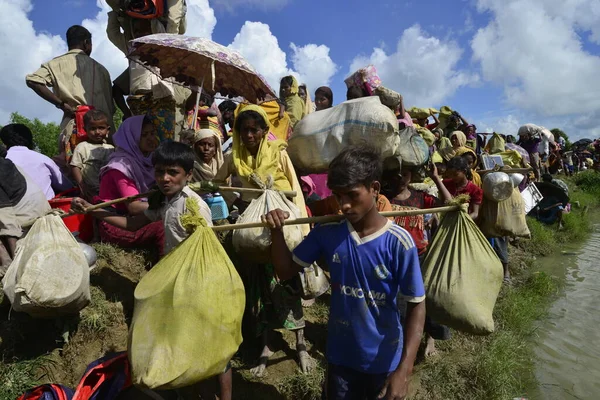 Yüzlerce Rohingya vatandaşı Bangladeş 'in Taknuf, Bangladeş' teki Nuf Nehri 'ni geçtikten sonra 2009 Eylül 2017' de Buchidong 'dan Myanmar' a kaçarken Bangladeş sınırını geçtiler. Birleşmiş Milletler Mülteciler Yüksek Komiserine göre daha çok