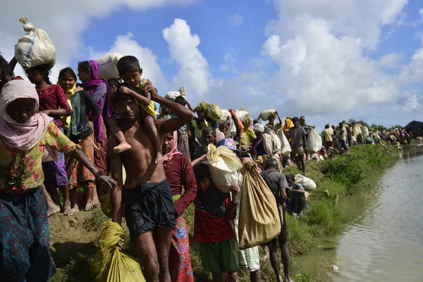 Hundreds Rohingya People Crossing Bangladesh Border Flee Buchidong Myanmar Crossing — Stock Photo, Image